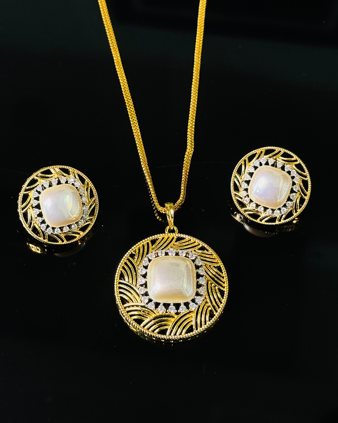 Radiant Pearl Halo Set